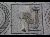 03937 ostia - regio i - insula iv - casa di bacco fanciullo (i,iv,3) - mosaik im hof - detail mitte oben re - 2016.jpg